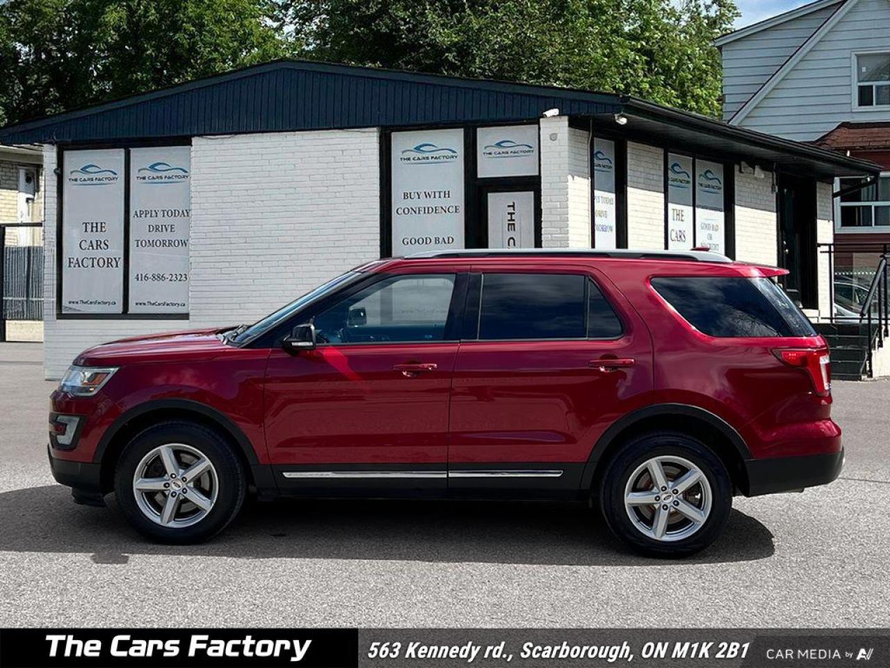 2017 Ford Explorer XLT 4WD Apple Carplay - No Accident! Photo2