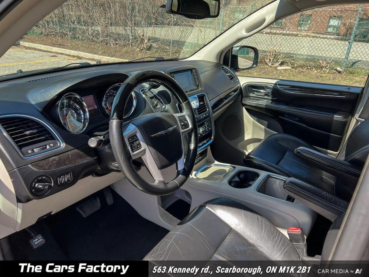 2016 Chrysler Town & Country Limited Leather / Camera / DVD / Navigation! - Photo #11