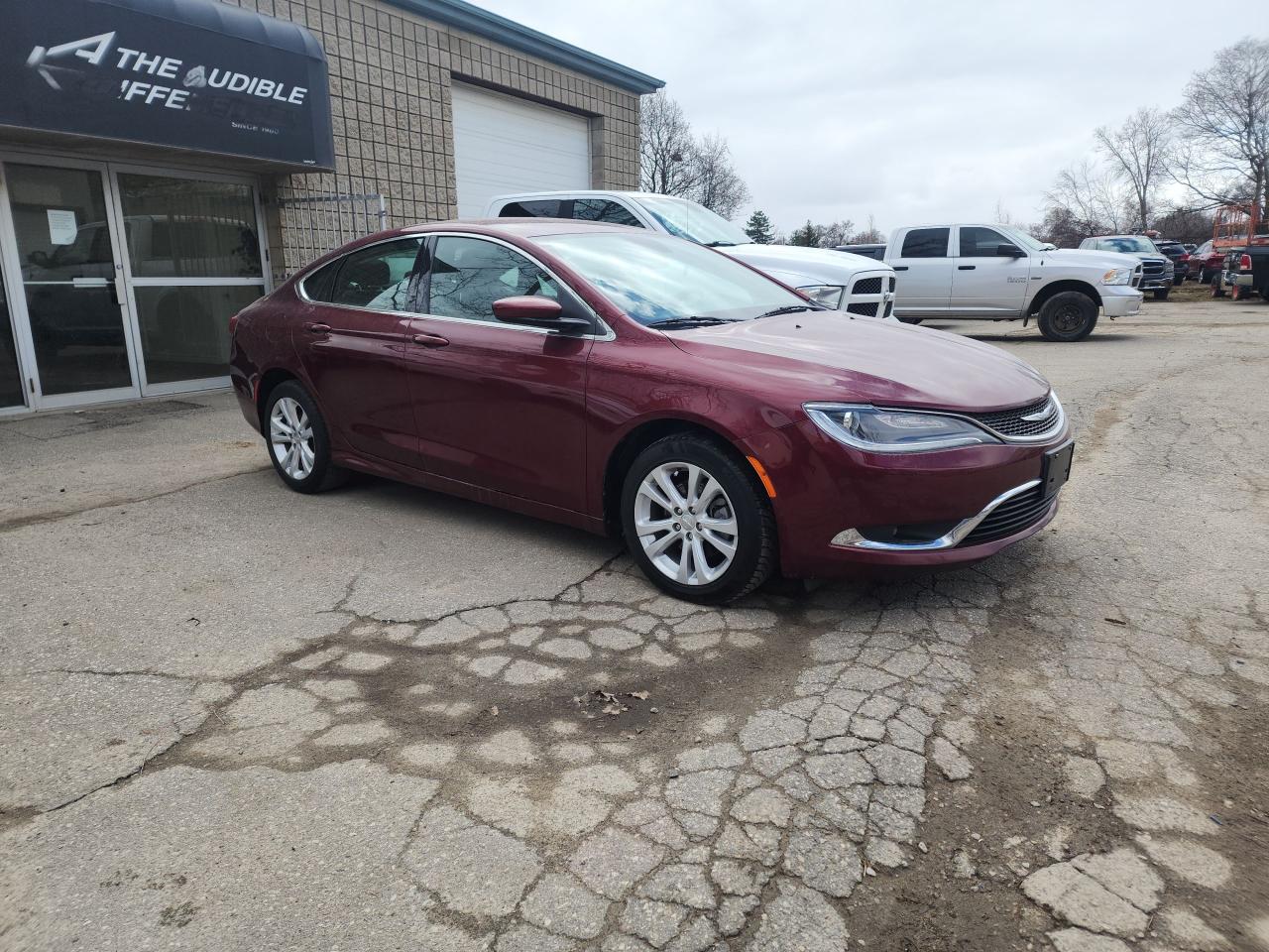 2016 Chrysler 200 Limited Photo2