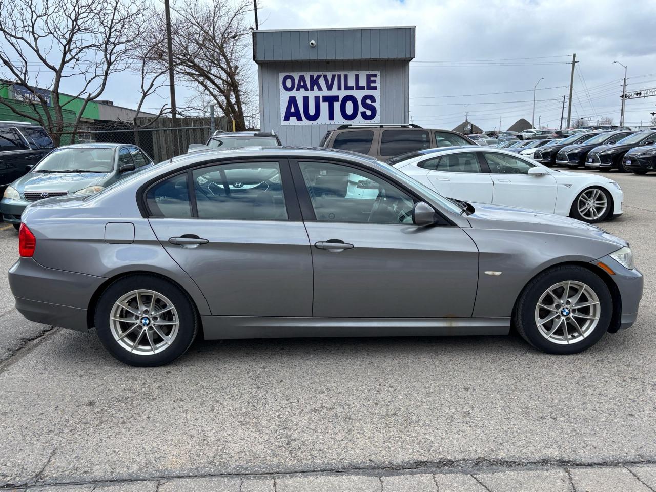 2011 BMW 3 Series 4dr Sdn 323i RWD South Africa Photo