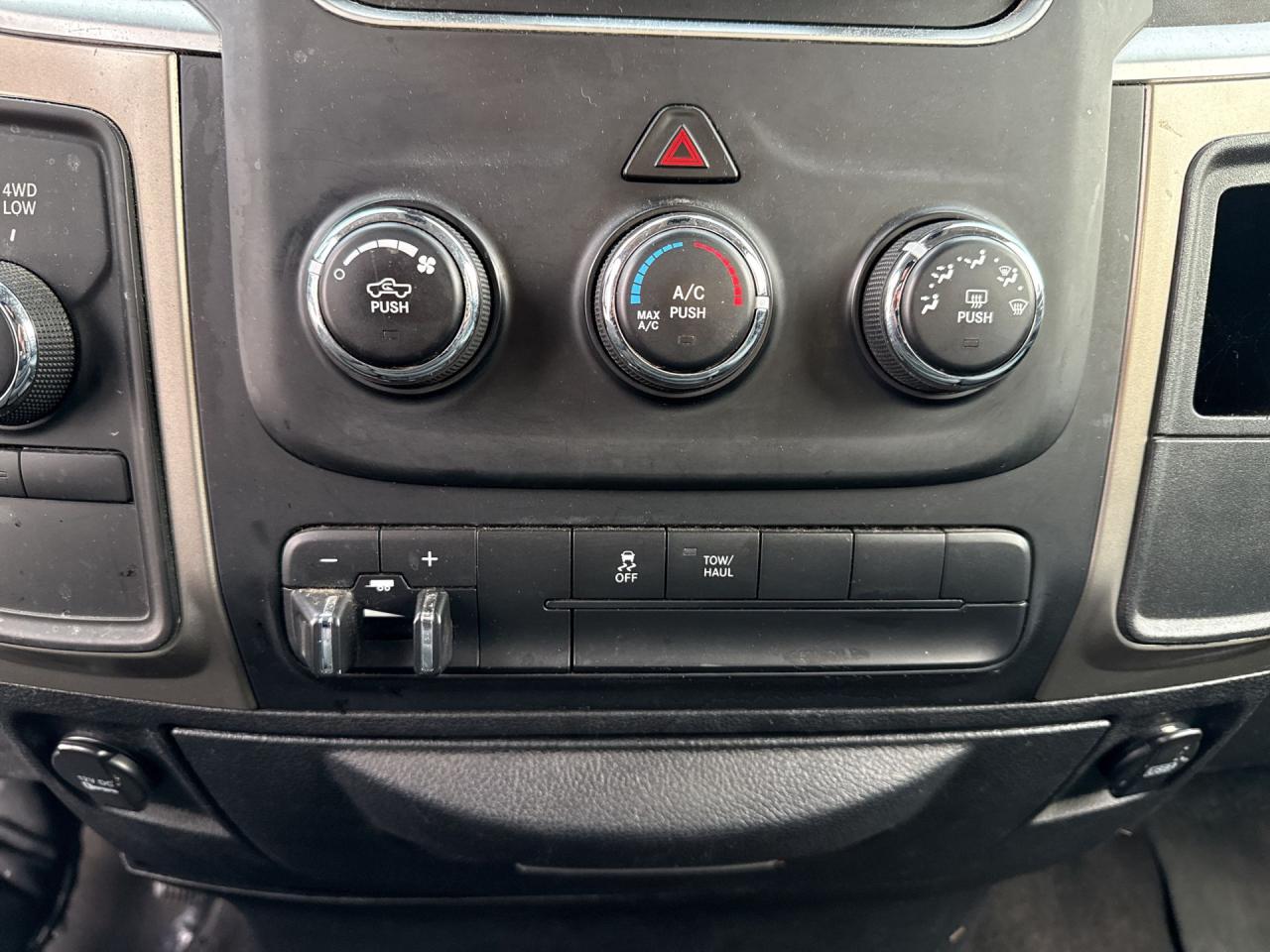 2013 RAM 1500 4WD CREW CAB 140.5" SLT - Photo #17