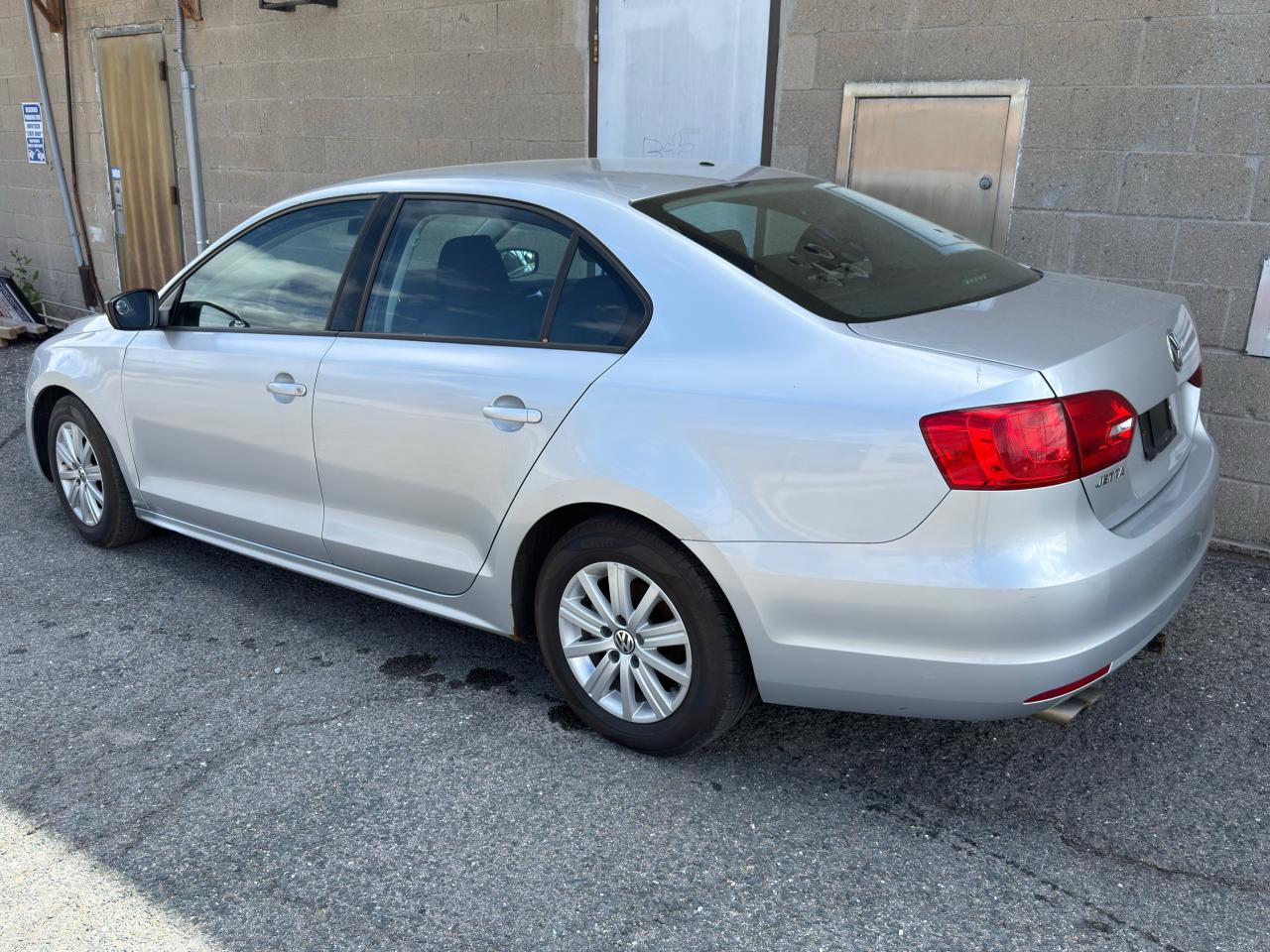 2012 Volkswagen Jetta 4dr 2.0L Man Trendline - Photo #7