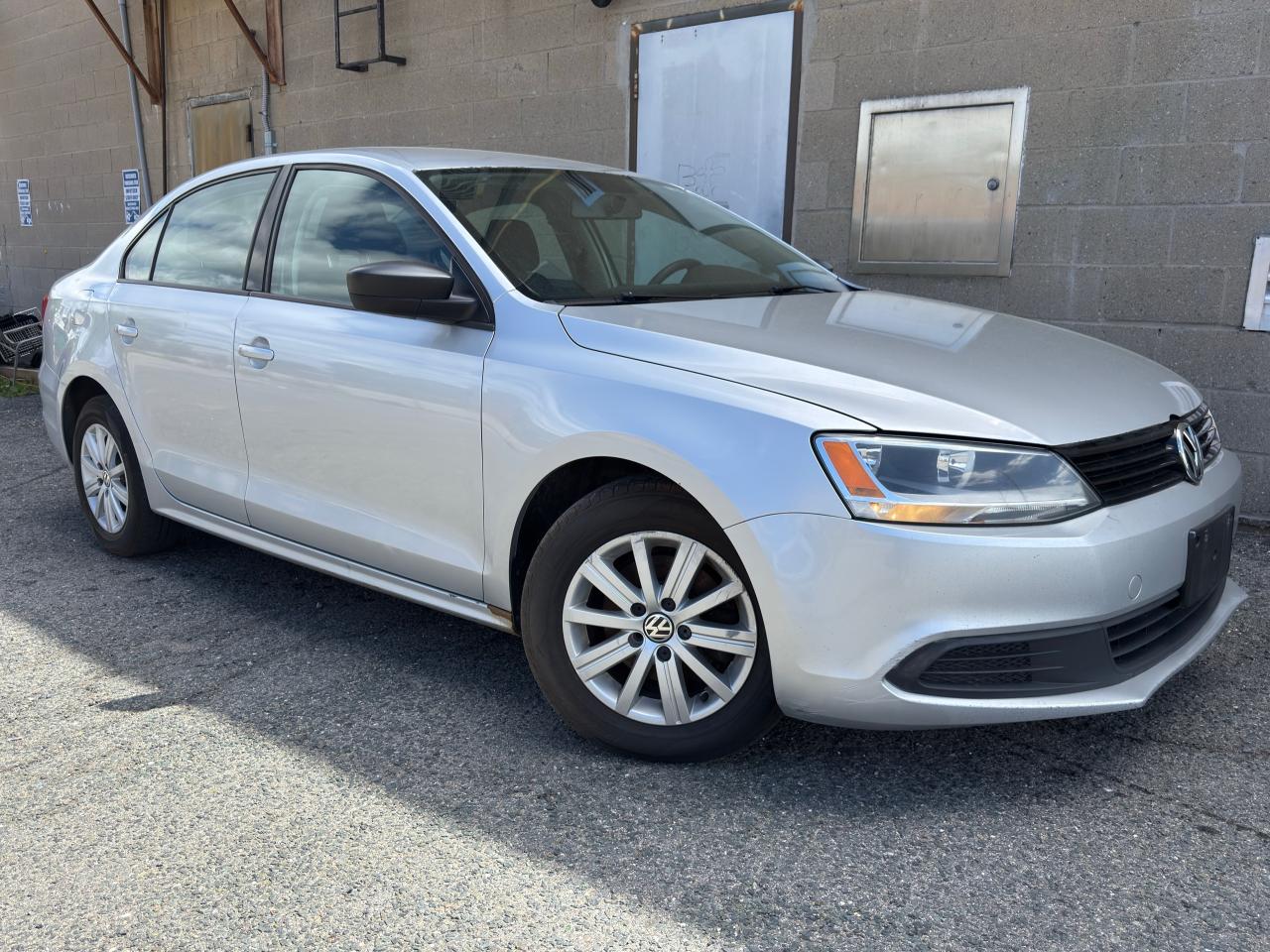 2012 Volkswagen Jetta 4dr 2.0L Man Trendline - Photo #3