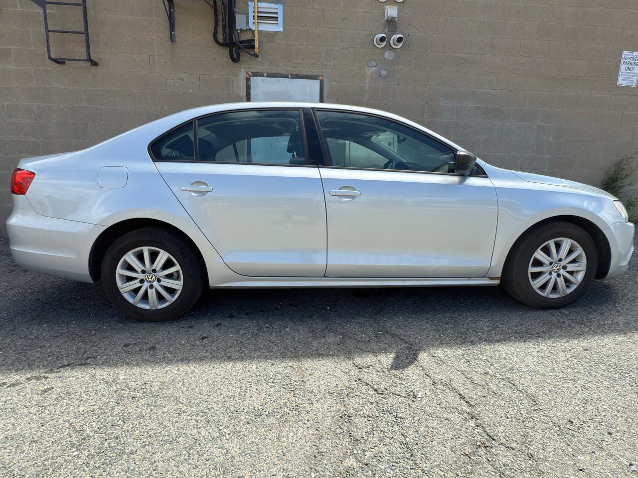 2012 Volkswagen Jetta 4dr 2.0L Man Trendline - Photo #4