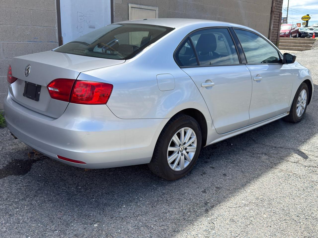 2012 Volkswagen Jetta 4dr 2.0L Man Trendline - Photo #5