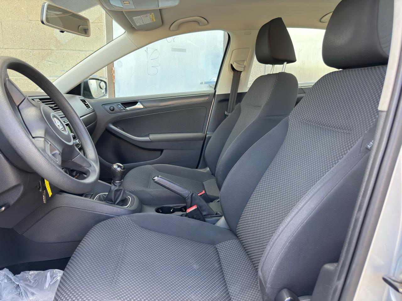 2012 Volkswagen Jetta 4dr 2.0L Man Trendline - Photo #10