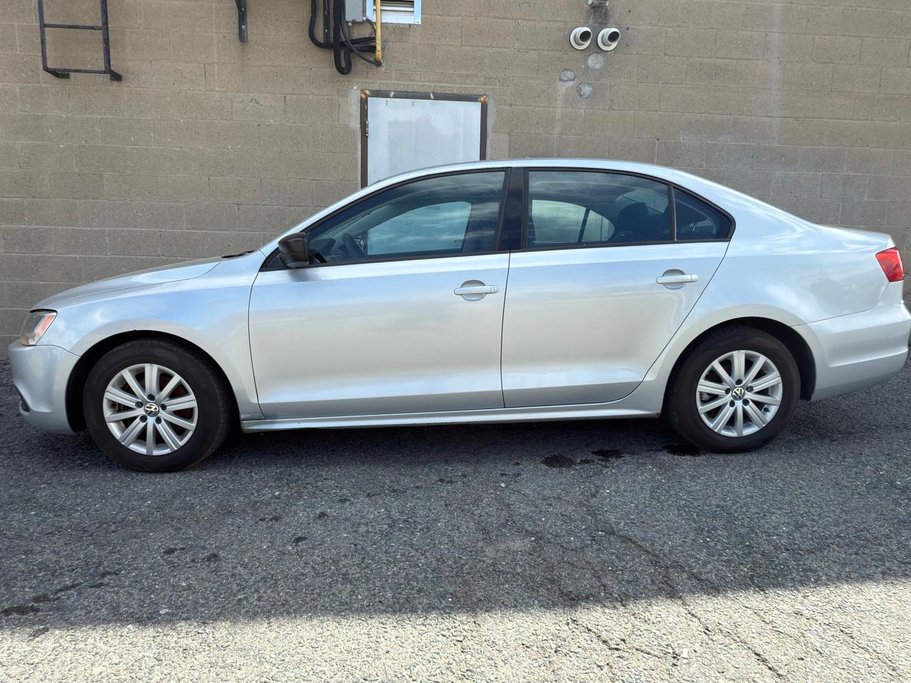 2012 Volkswagen Jetta 4dr 2.0L Man Trendline - Photo #8