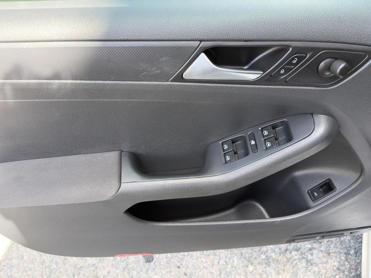 2012 Volkswagen Jetta 4dr 2.0L Man Trendline - Photo #9