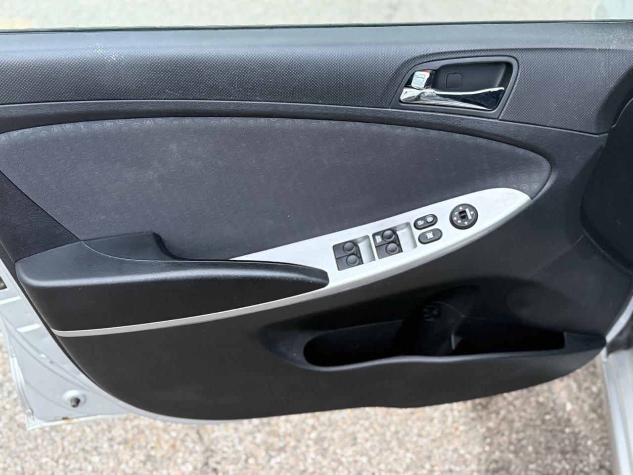 2012 Hyundai Accent 5DR HB MAN L - Photo #9