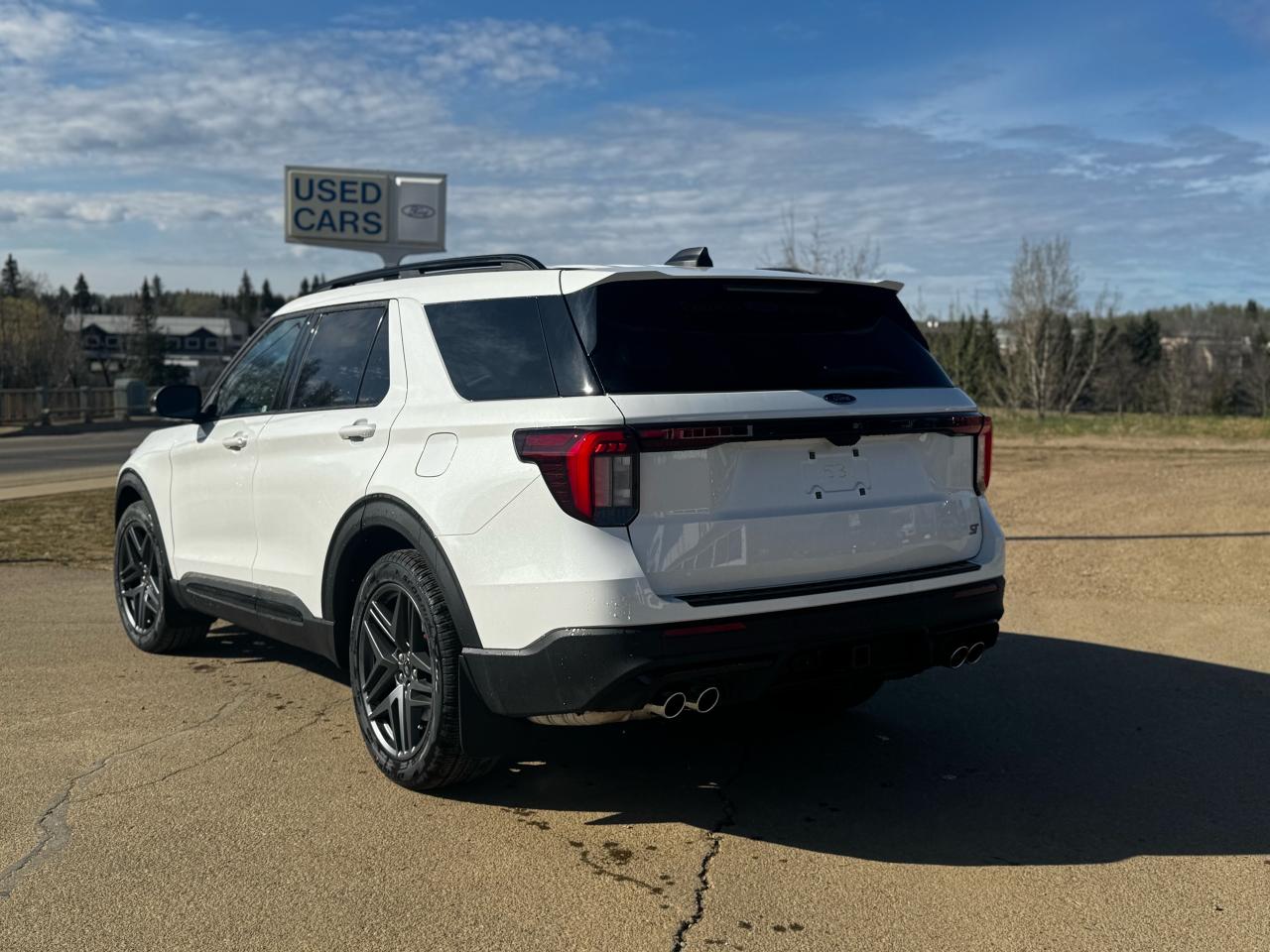 2025 Ford Explorer ST Photo2