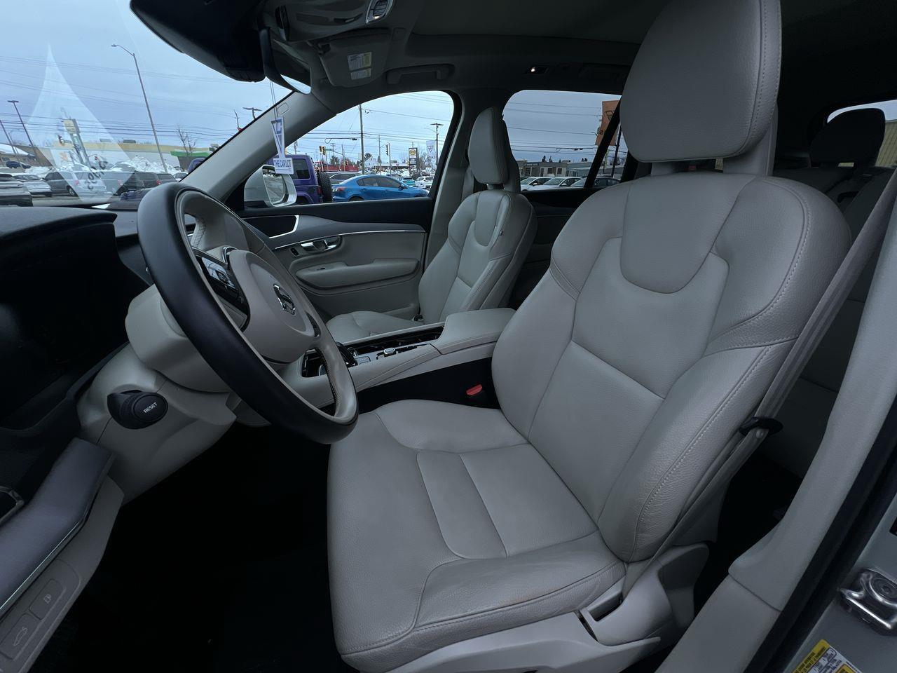 2020 Volvo XC90 Hybrid T8 Momentum PLUG IN HYBRID!!! 3RD ROW 7 PASSENGER, APPLE CARPLAY, HEATED LEATHER SEATS, MOONROOF! Photo