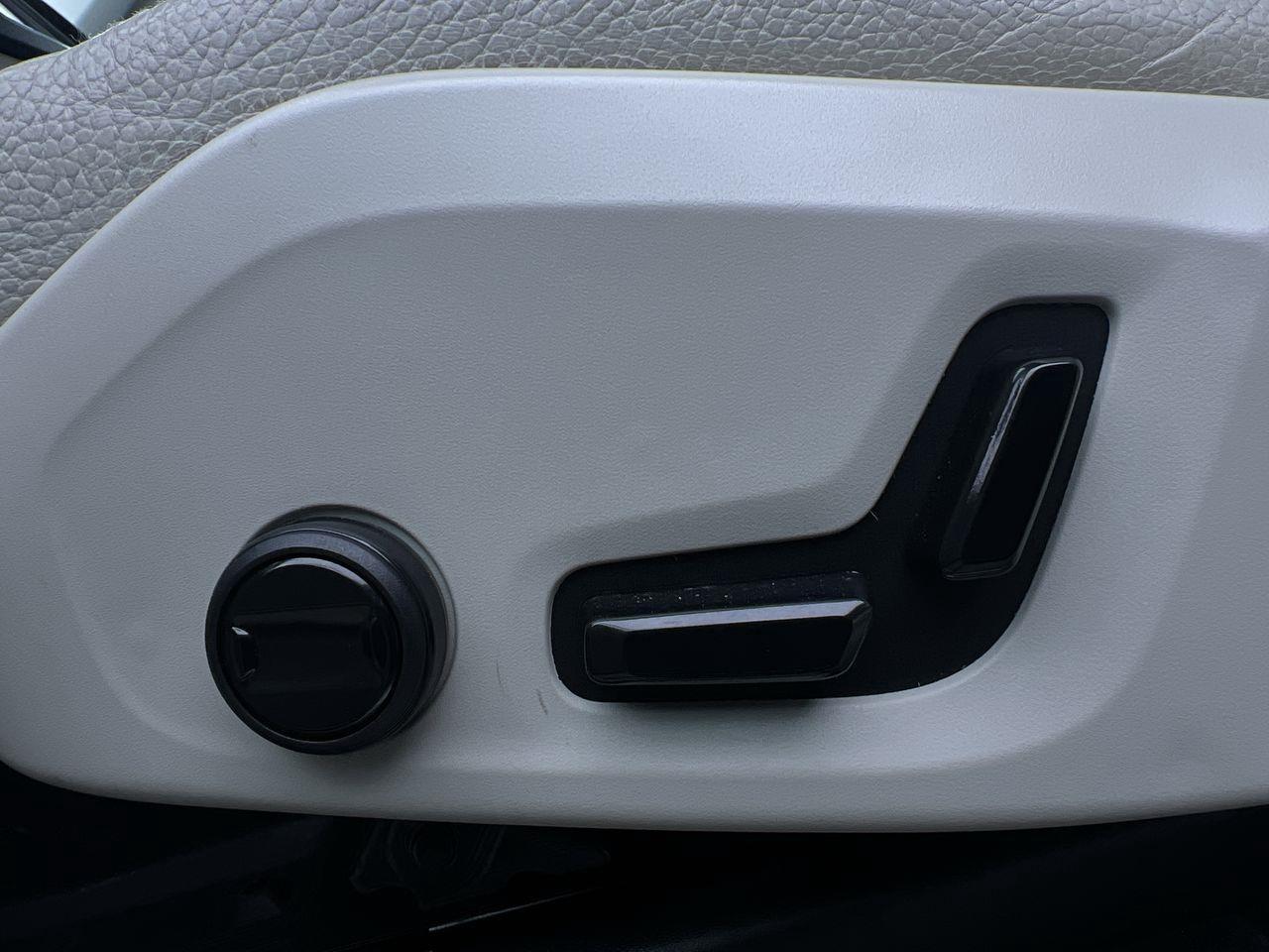 2020 Volvo XC90 Hybrid T8 Momentum PLUG IN HYBRID!!! 3RD ROW 7 PASSENGER, APPLE CARPLAY, HEATED LEATHER SEATS, MOONROOF! Photo