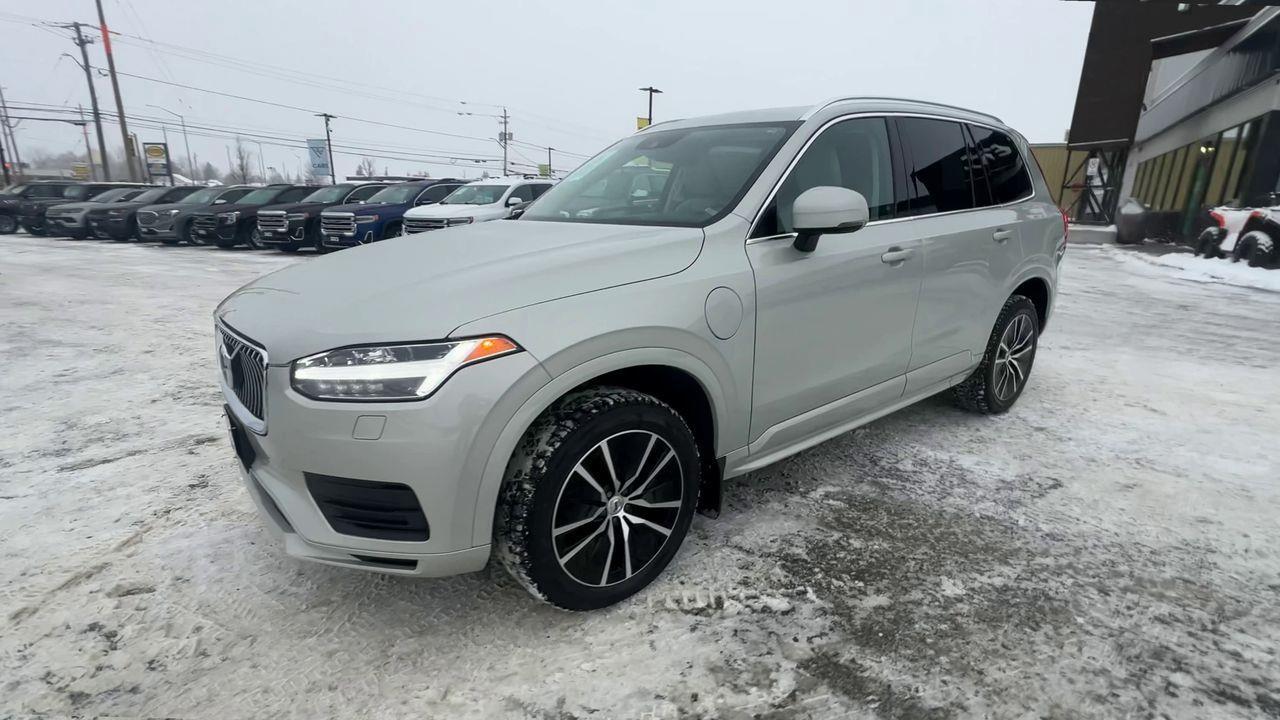 2020 Volvo XC90 Hybrid T8 Momentum PLUG IN HYBRID!!! 3RD ROW 7 PASSENGER, APPLE CARPLAY, HEATED LEATHER SEATS, MOONROOF! Photo