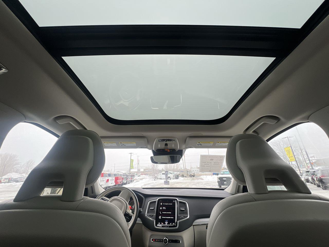 2020 Volvo XC90 Hybrid T8 Momentum PLUG IN HYBRID!!! 3RD ROW 7 PASSENGER, APPLE CARPLAY, HEATED LEATHER SEATS, MOONROOF! Photo