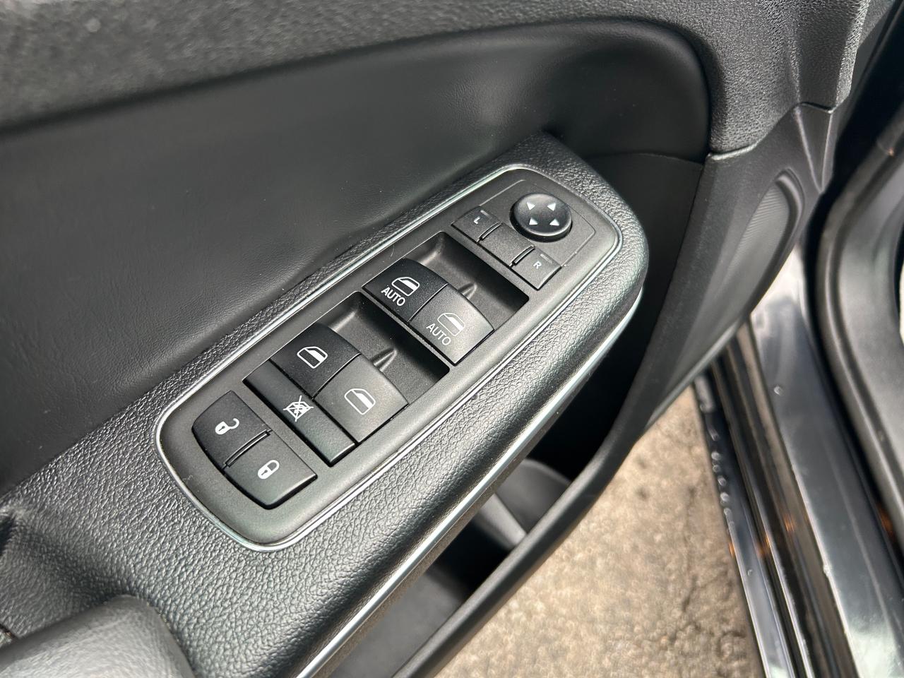 2018 Chrysler 300 300S AWD - Photo #13