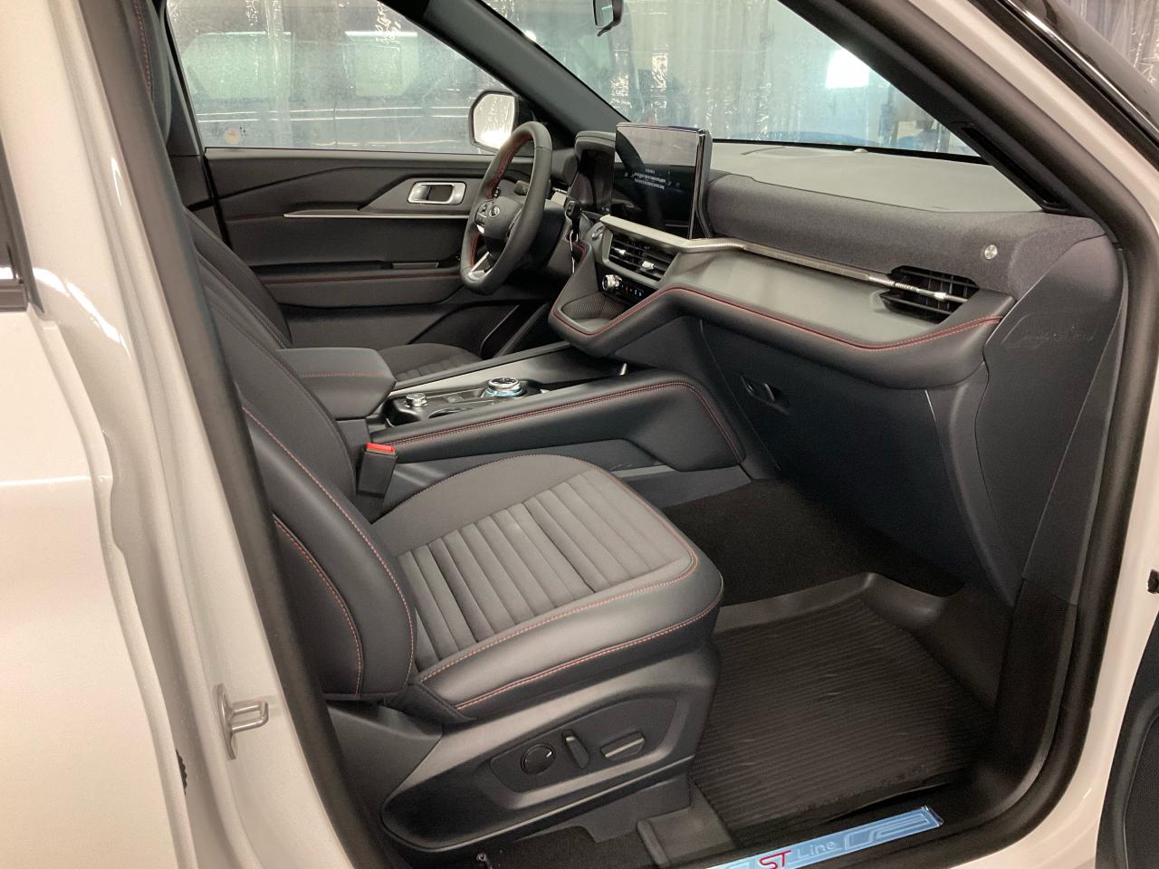 2025 Ford Explorer ST-Line Photo5