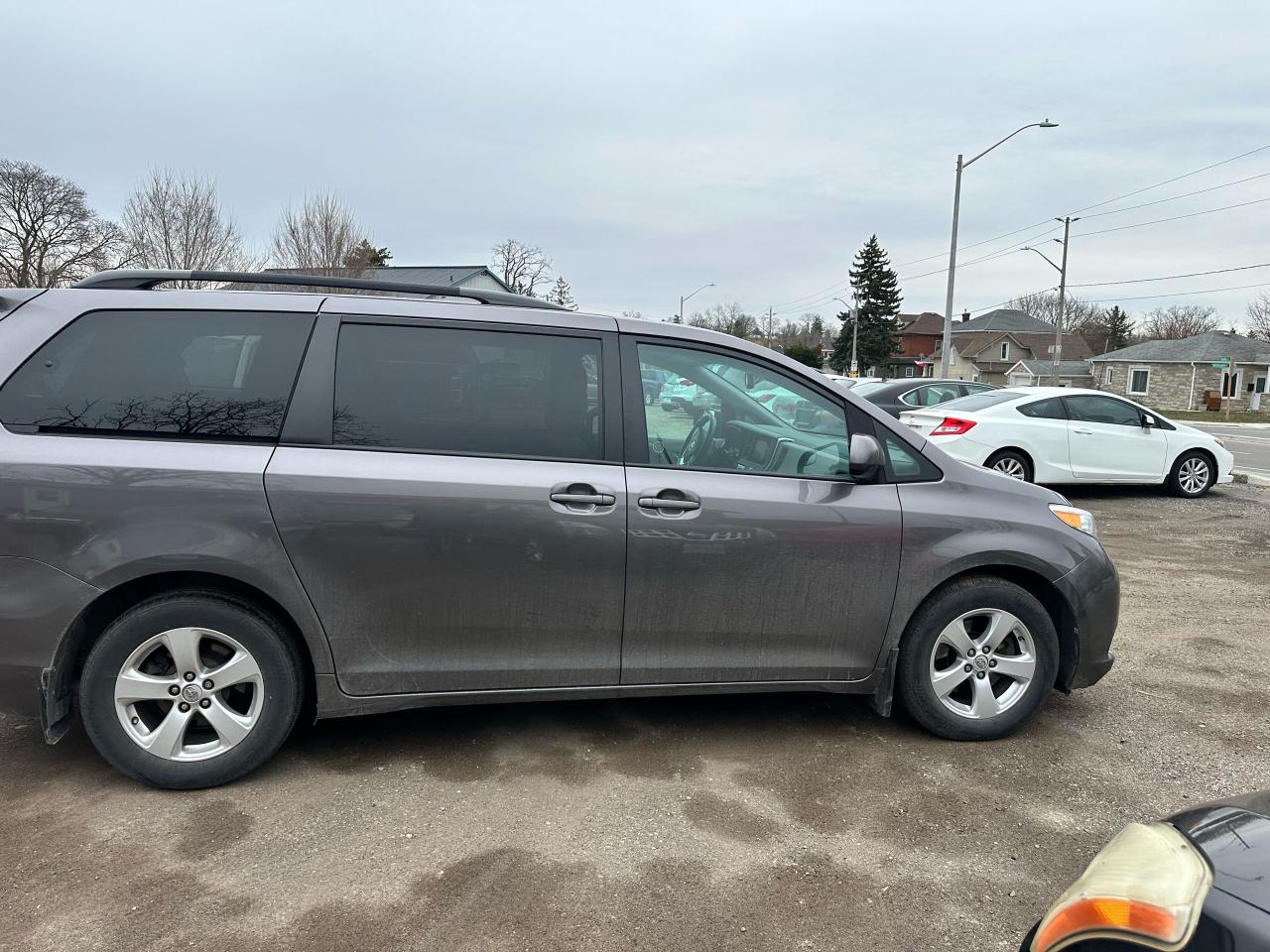 2016 Toyota Sienna LE - Photo #6