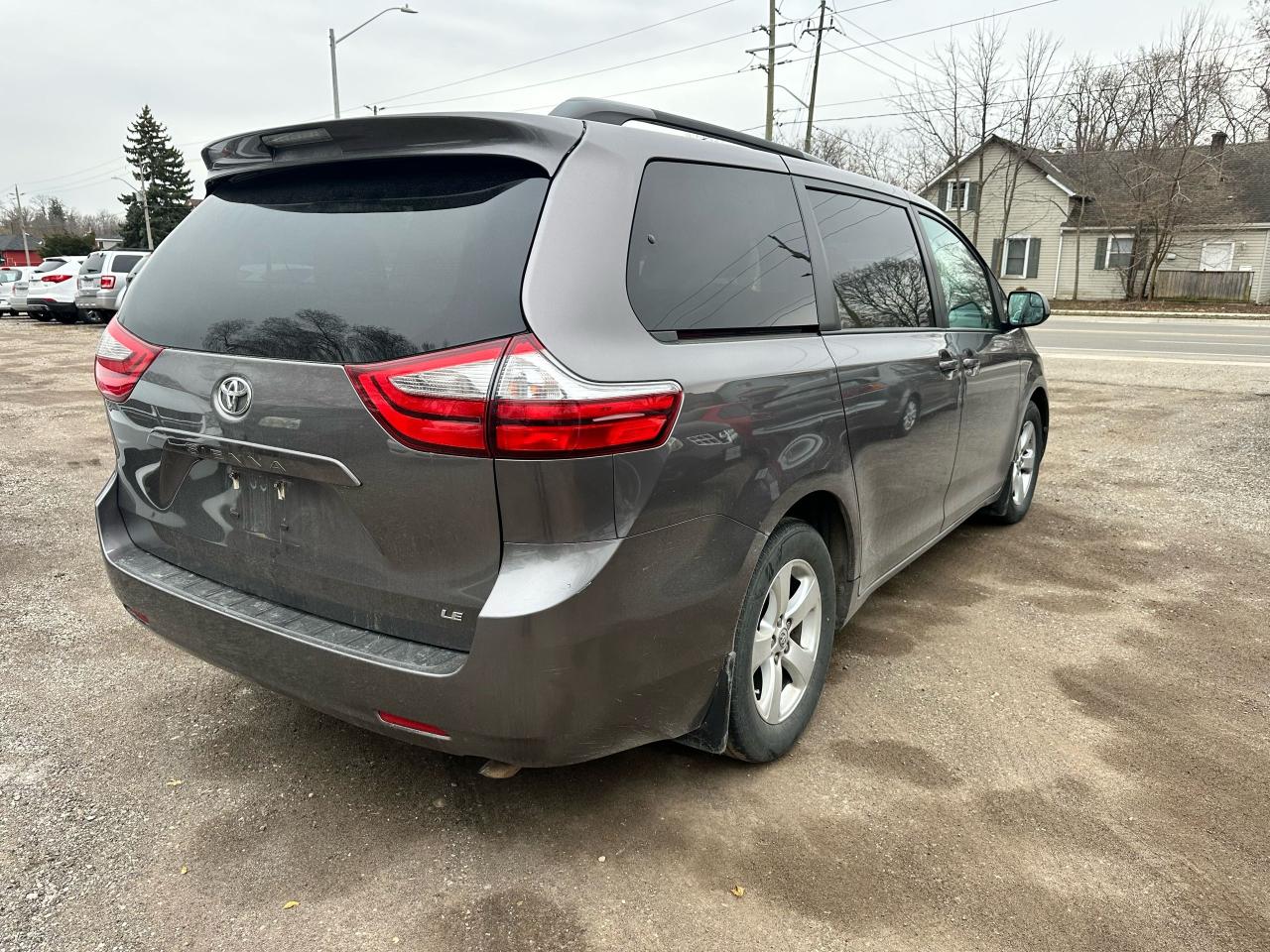 2016 Toyota Sienna LE - Photo #5