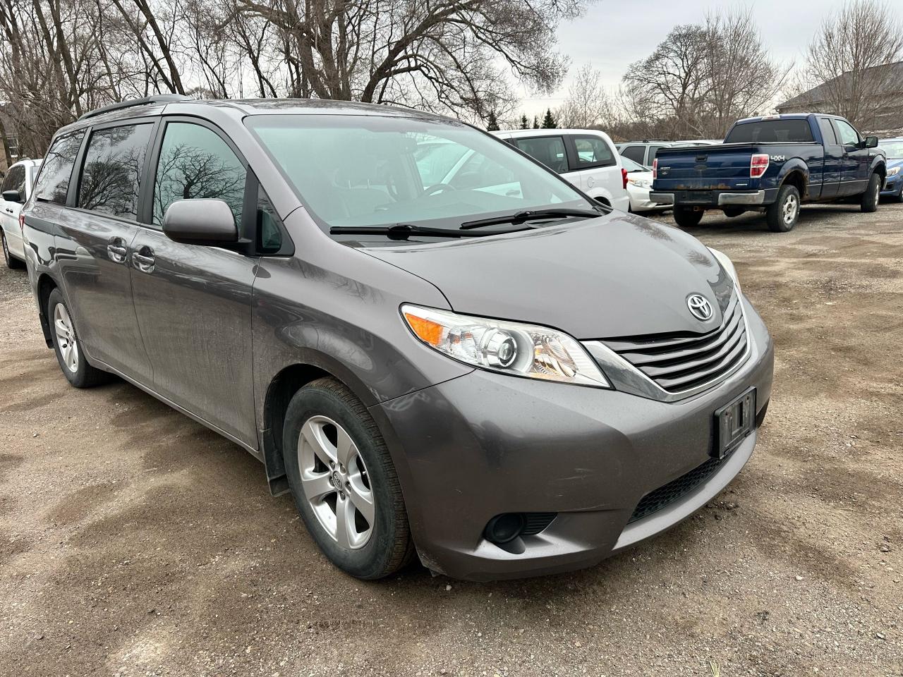 2016 Toyota Sienna LE - Photo #7