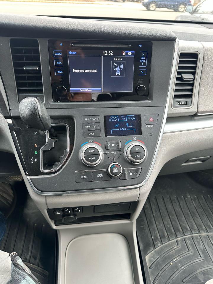 2016 Toyota Sienna LE - Photo #13