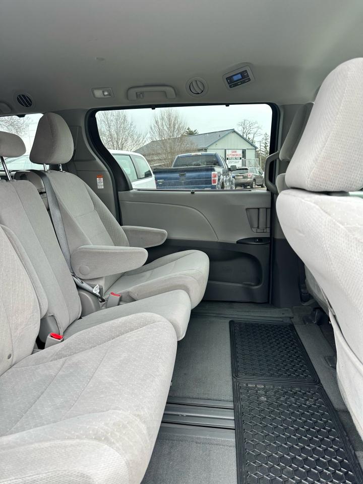 2016 Toyota Sienna LE - Photo #9