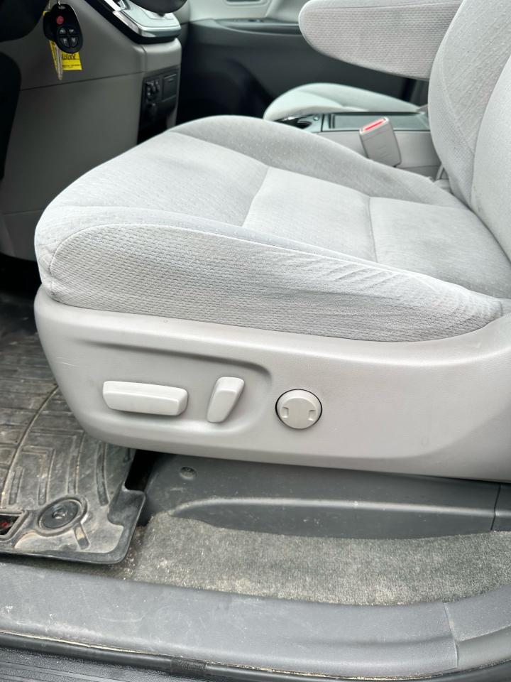 2016 Toyota Sienna LE - Photo #12