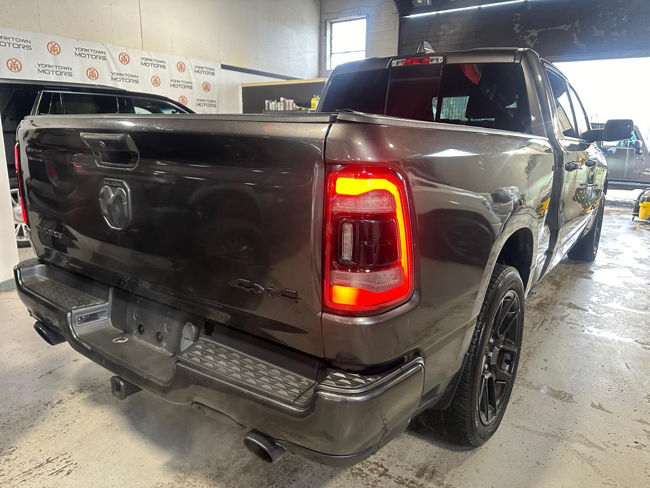 2019 RAM 1500 SPORT 4x4 CREWCAB 6'4" BOX | PANOSUN ROOF | Photo4