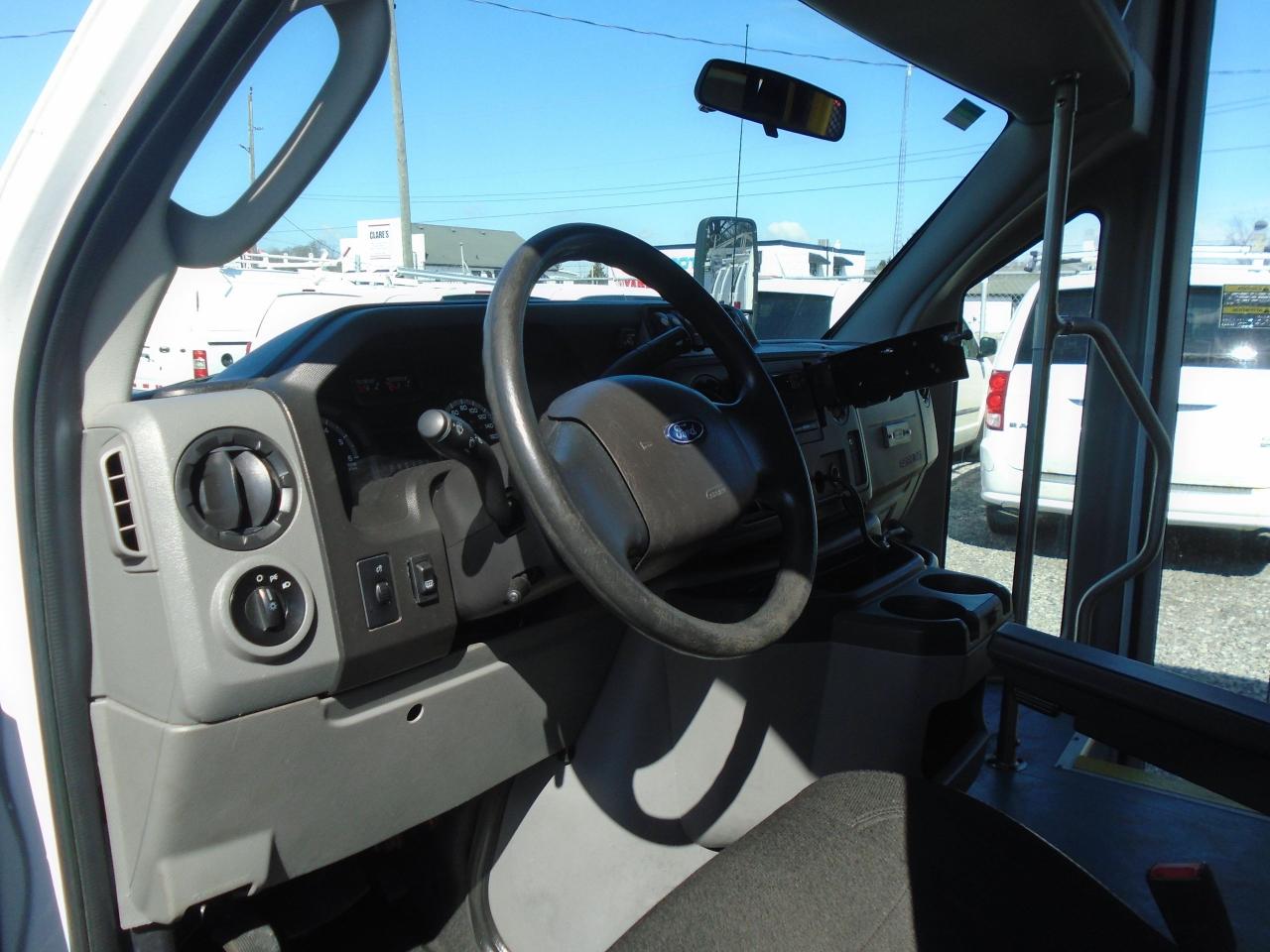 2017 Ford Econoline E-350 Super Duty 158 SRW - Photo #5