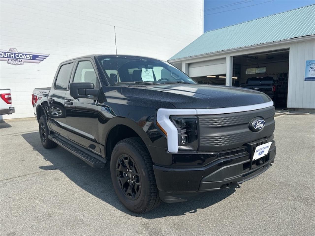2025 Ford F-150 Lightning XLT Photo5