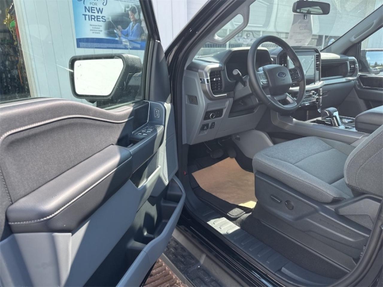 2025 Ford F-150 Lightning XLT Photo5