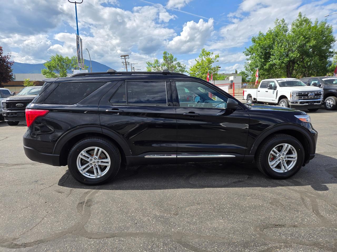 2020 Ford Explorer XLT Photo3