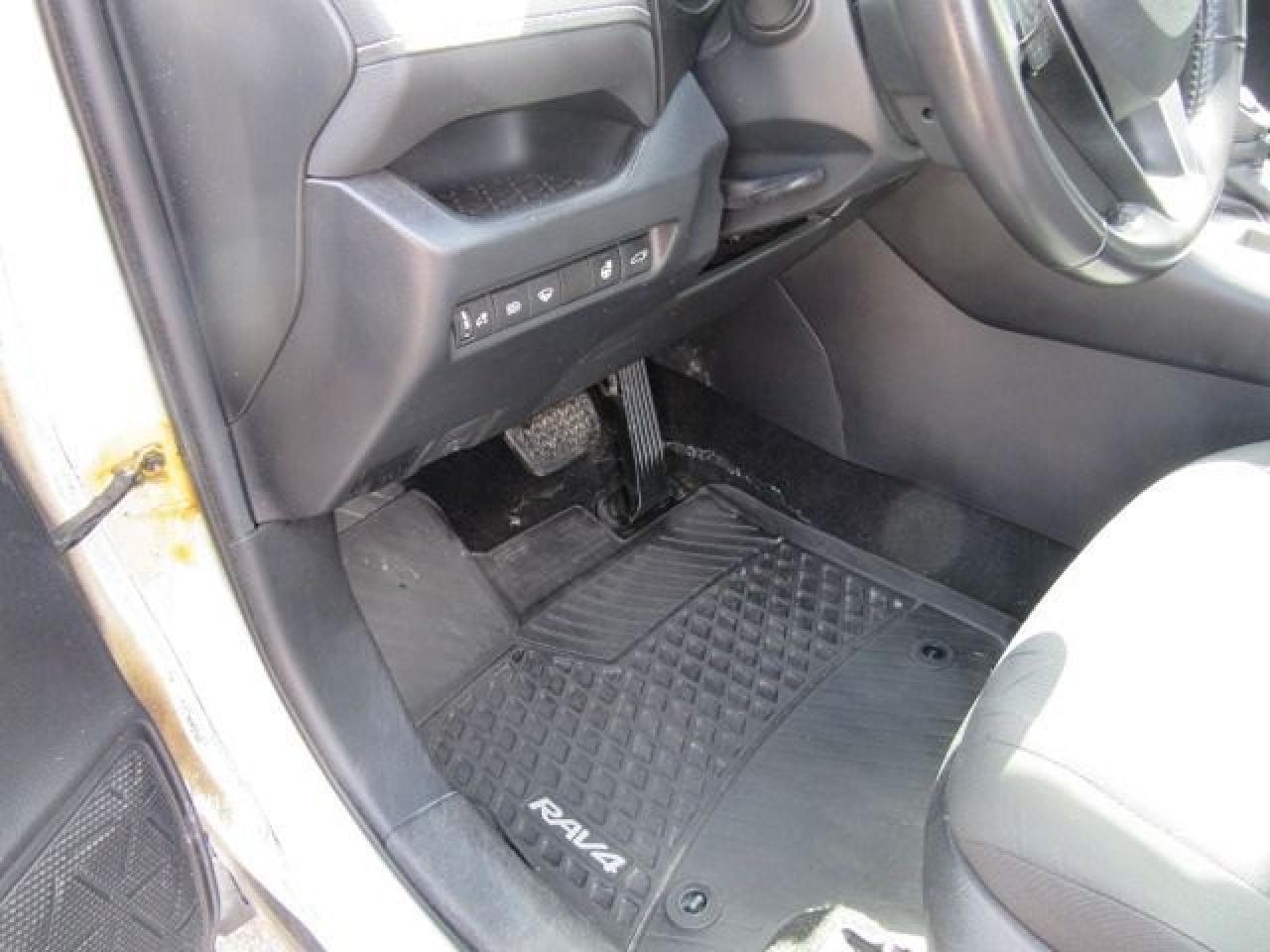 2020 Toyota RAV4 XLE - Photo #12