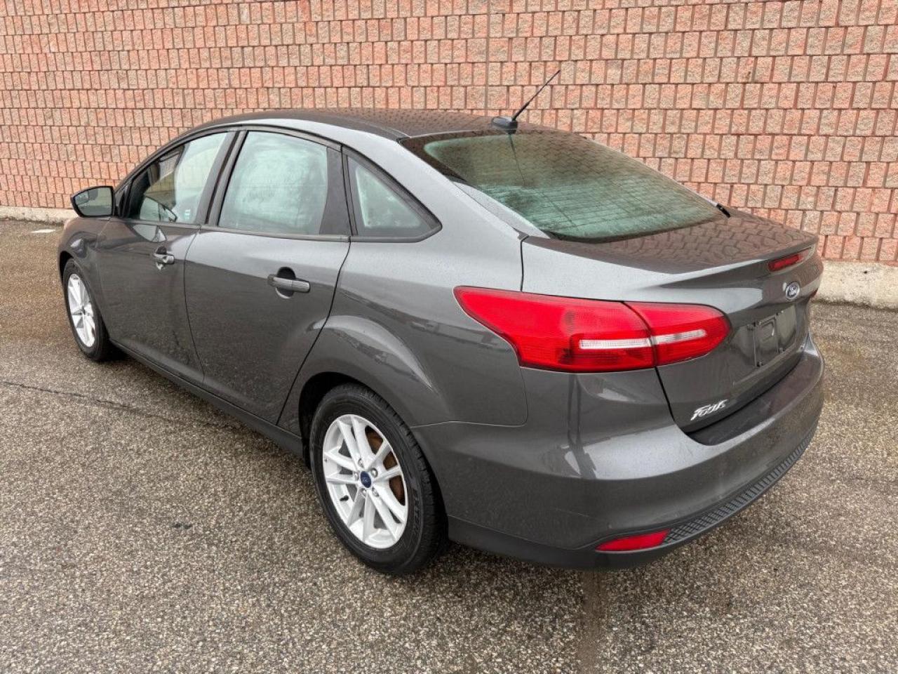 2017 Ford Focus SE | ONE OWNER | BACK-UP CAM | BLUETOOTH | ALLOY WHEELS | - Photo #4