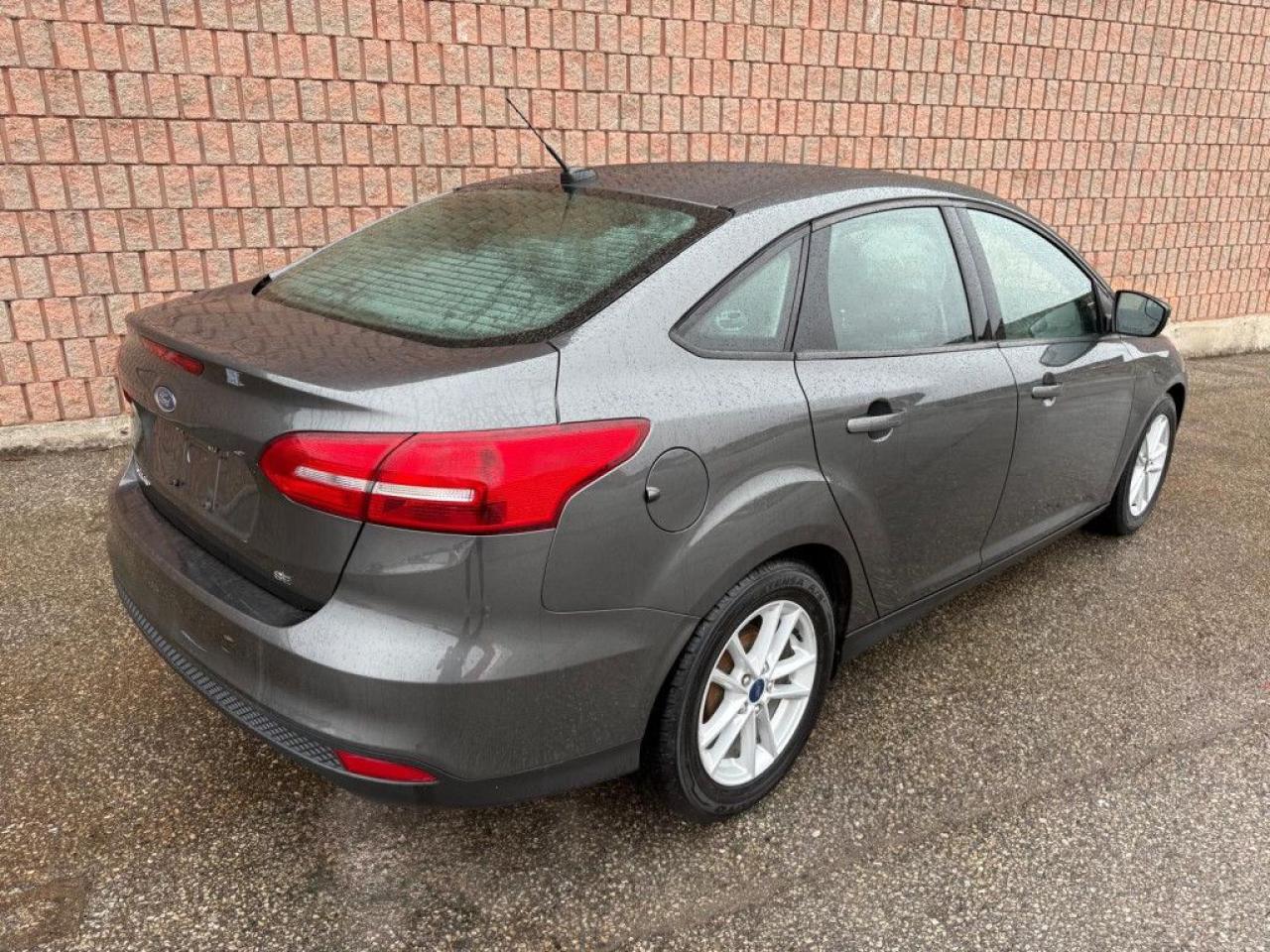 2017 Ford Focus SE | ONE OWNER | BACK-UP CAM | BLUETOOTH | ALLOY WHEELS | - Photo #6