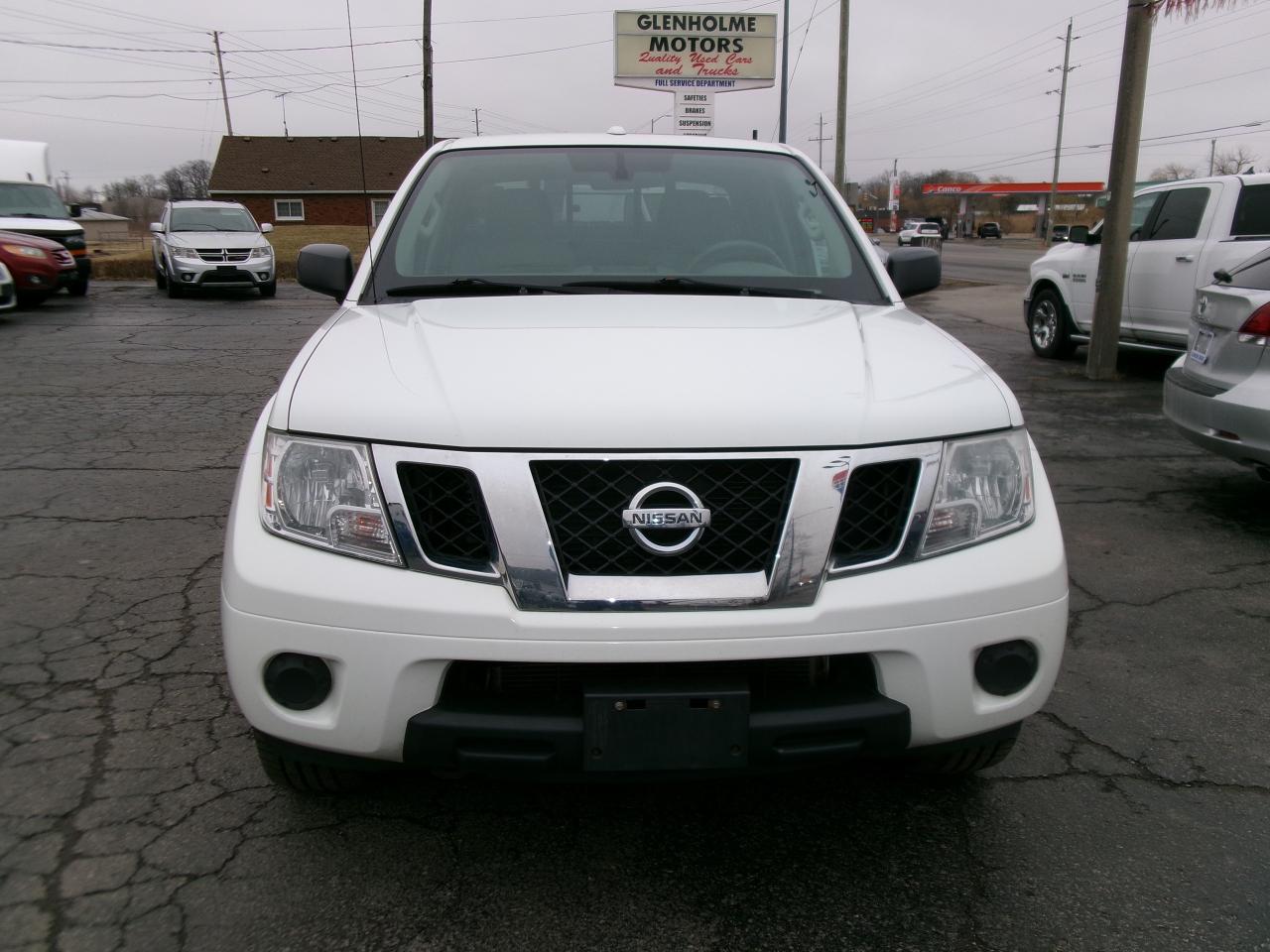 2016 Nissan Frontier SV Crewcab 4x4   "NICE TRUCK" - Photo #2