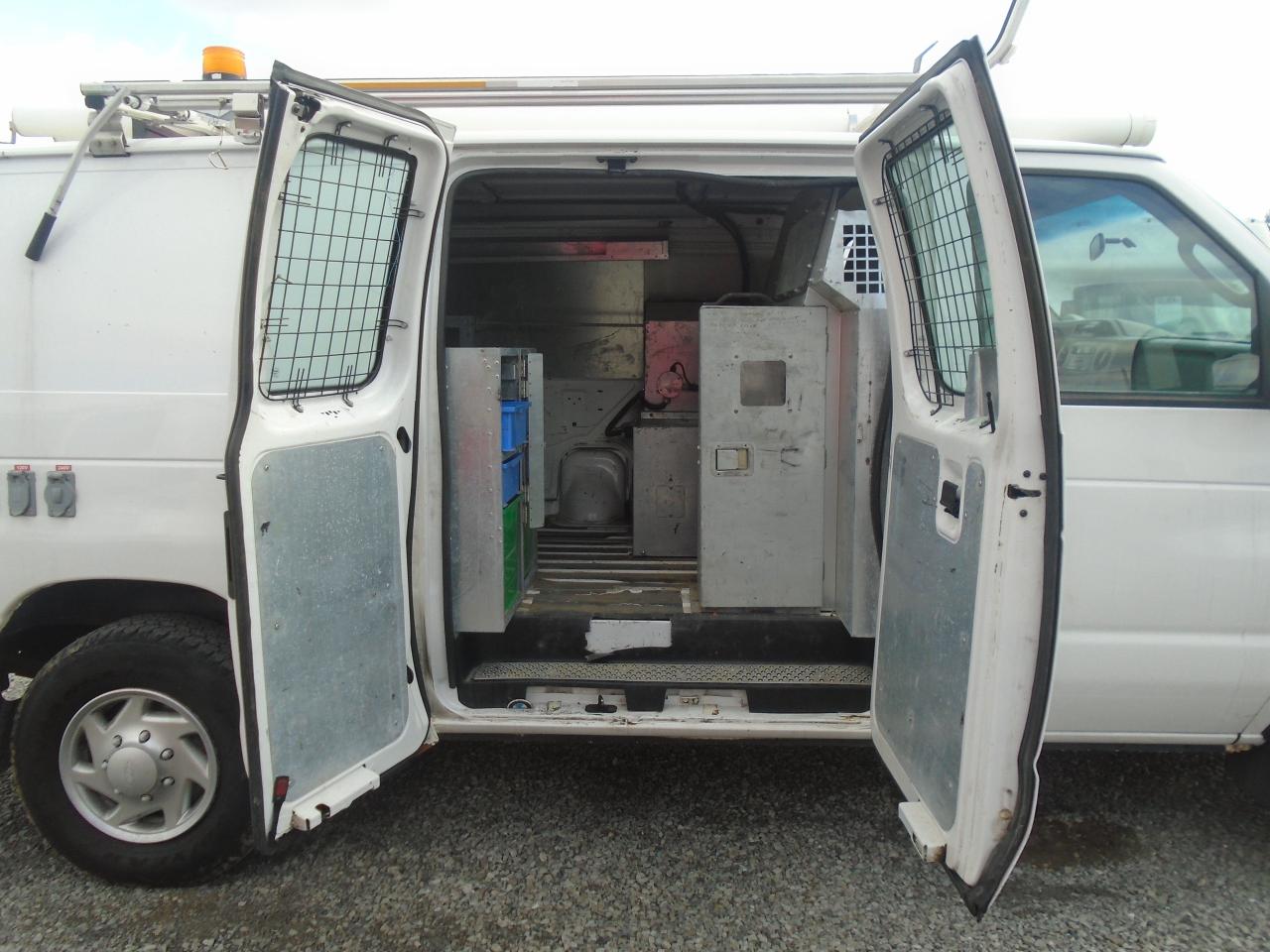 2011 Ford Econoline E-350 Super Duty Commercial - Photo #16