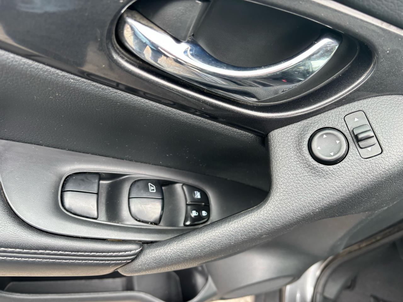 2017 Nissan Rogue SV, All Wheel Drive, Panoramic Sunroof, Alloys - Photo #16