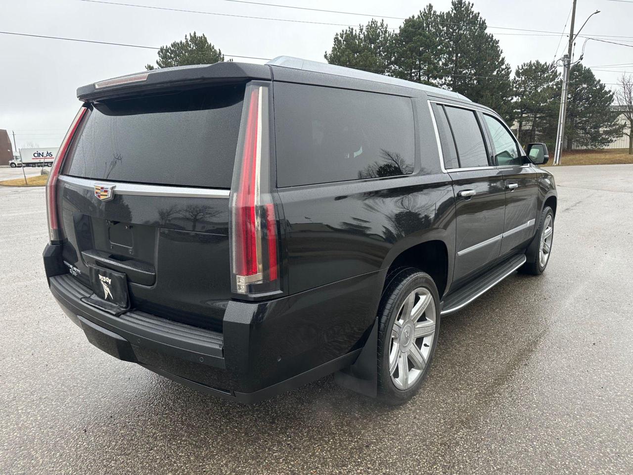 2017 Cadillac Escalade ESV EXTENDED - CLEAN CARFAX - 98KM - Photo #3