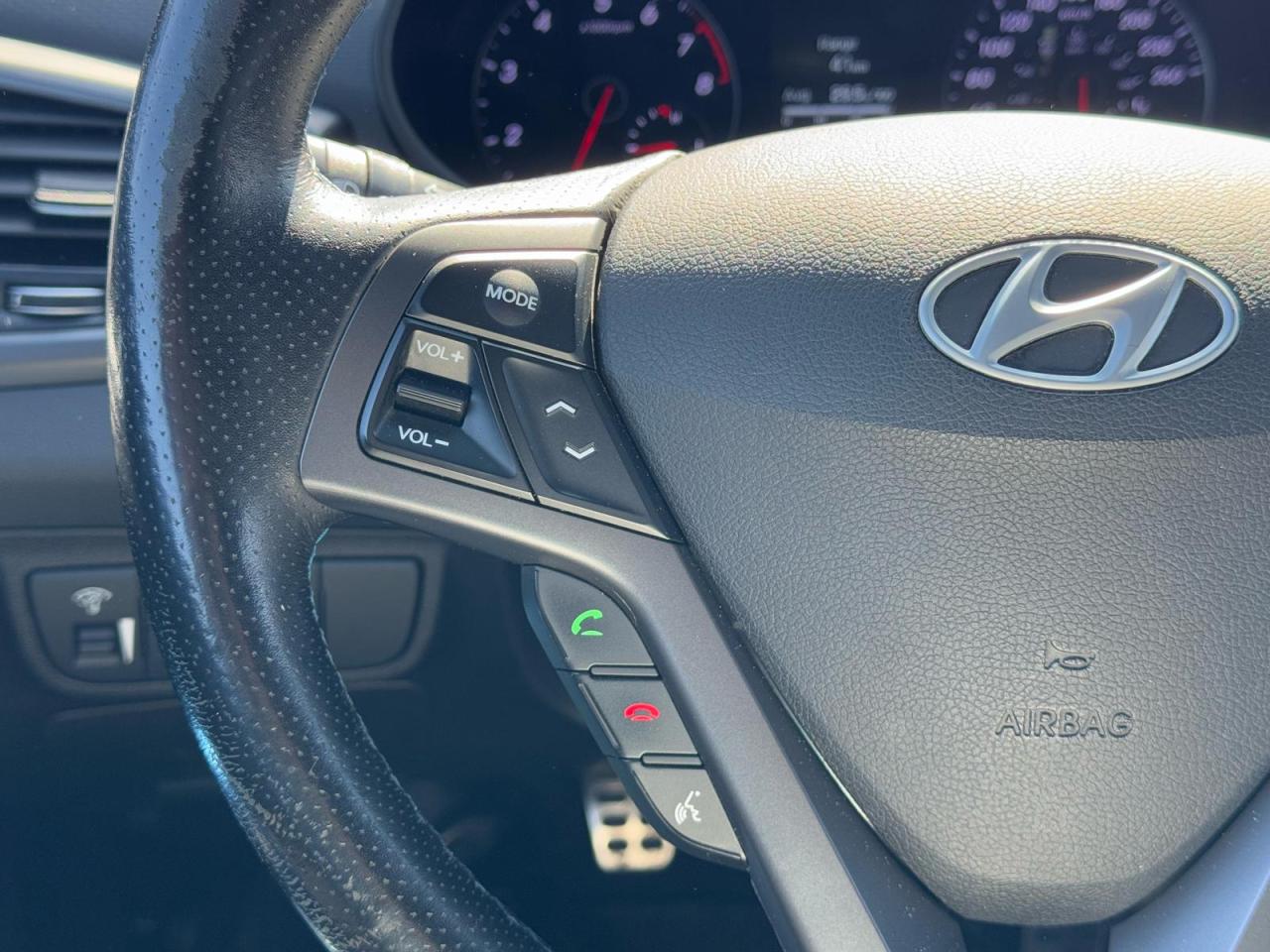 2016 Hyundai Veloster RALLY EDITION | TURBO | 6 SPEED | CLEAN CARFAX | Photo39