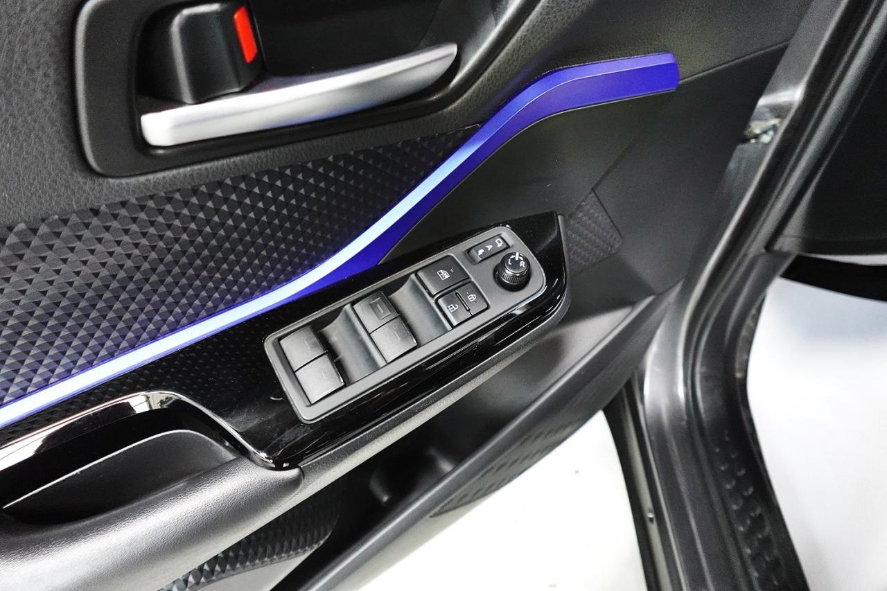 2020 Toyota C-HR DEALER MAINTAIN,NO ACCIDENT ,XLE MODEL - Photo #13