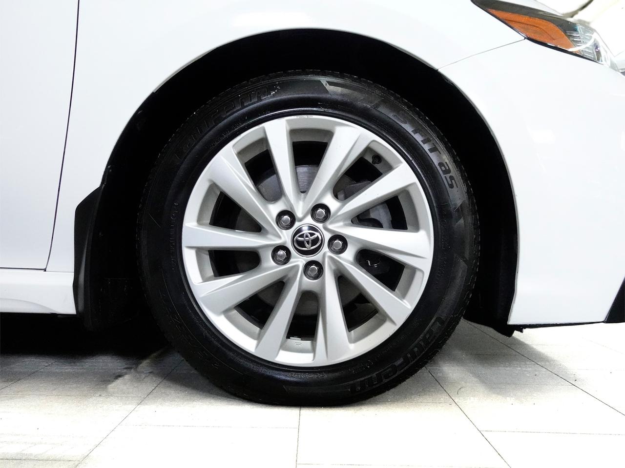 2022 Toyota Camry SE | Leather | LaneDep | Heated Seats | CarPlay Photo