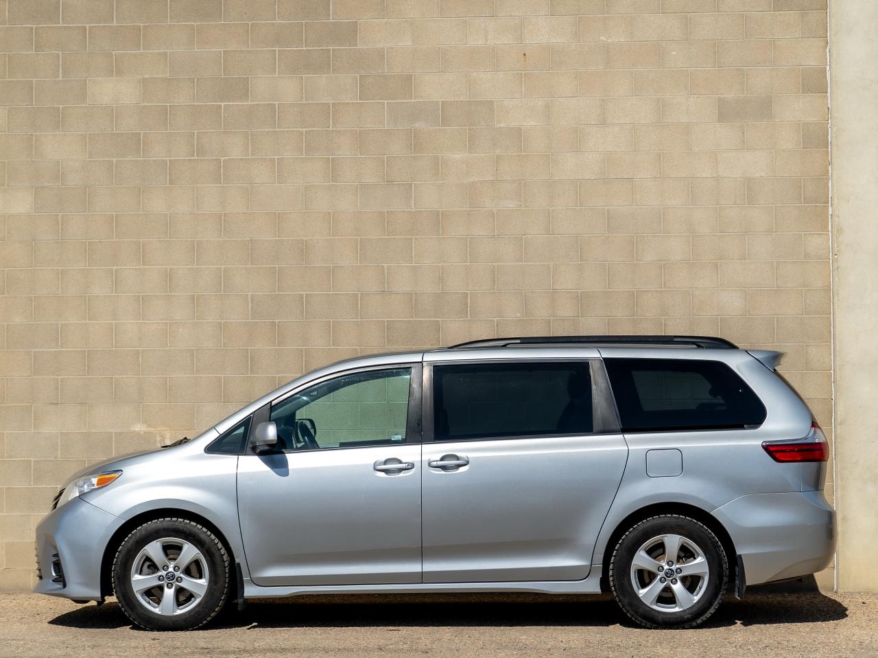 2020 Toyota Sienna LE - Photo #4