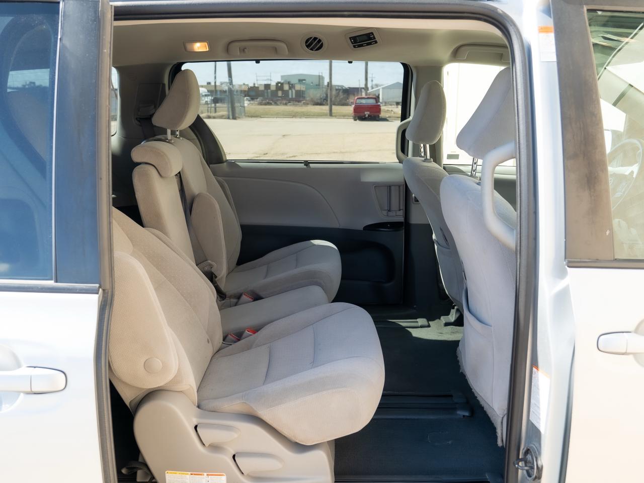 2020 Toyota Sienna LE - Photo #23