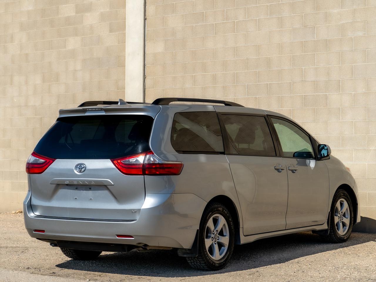 2020 Toyota Sienna LE - Photo #6