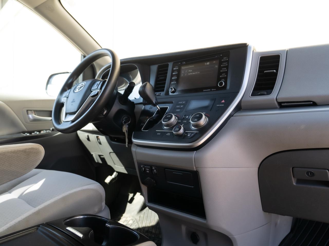2020 Toyota Sienna LE - Photo #10