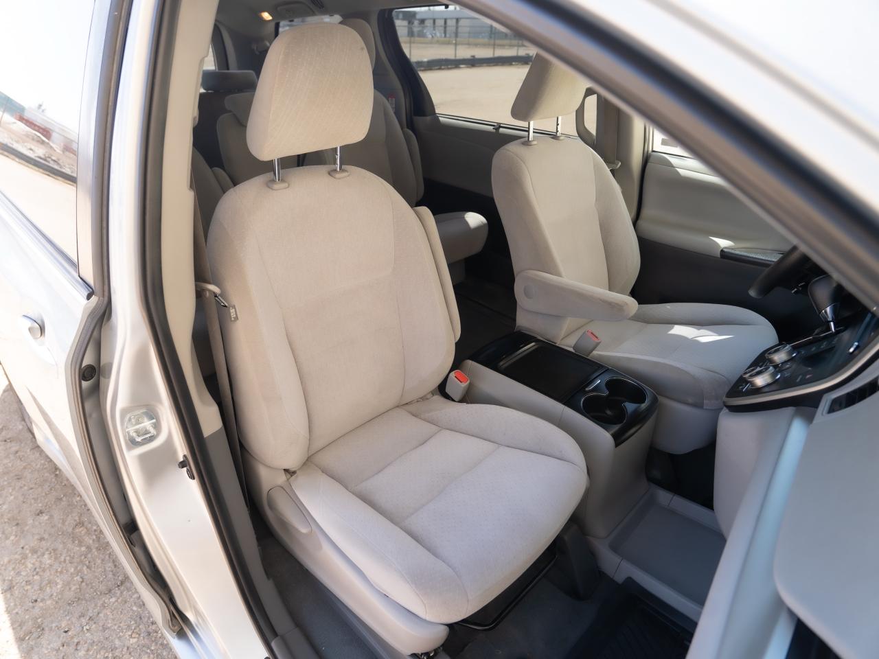2020 Toyota Sienna LE - Photo #21