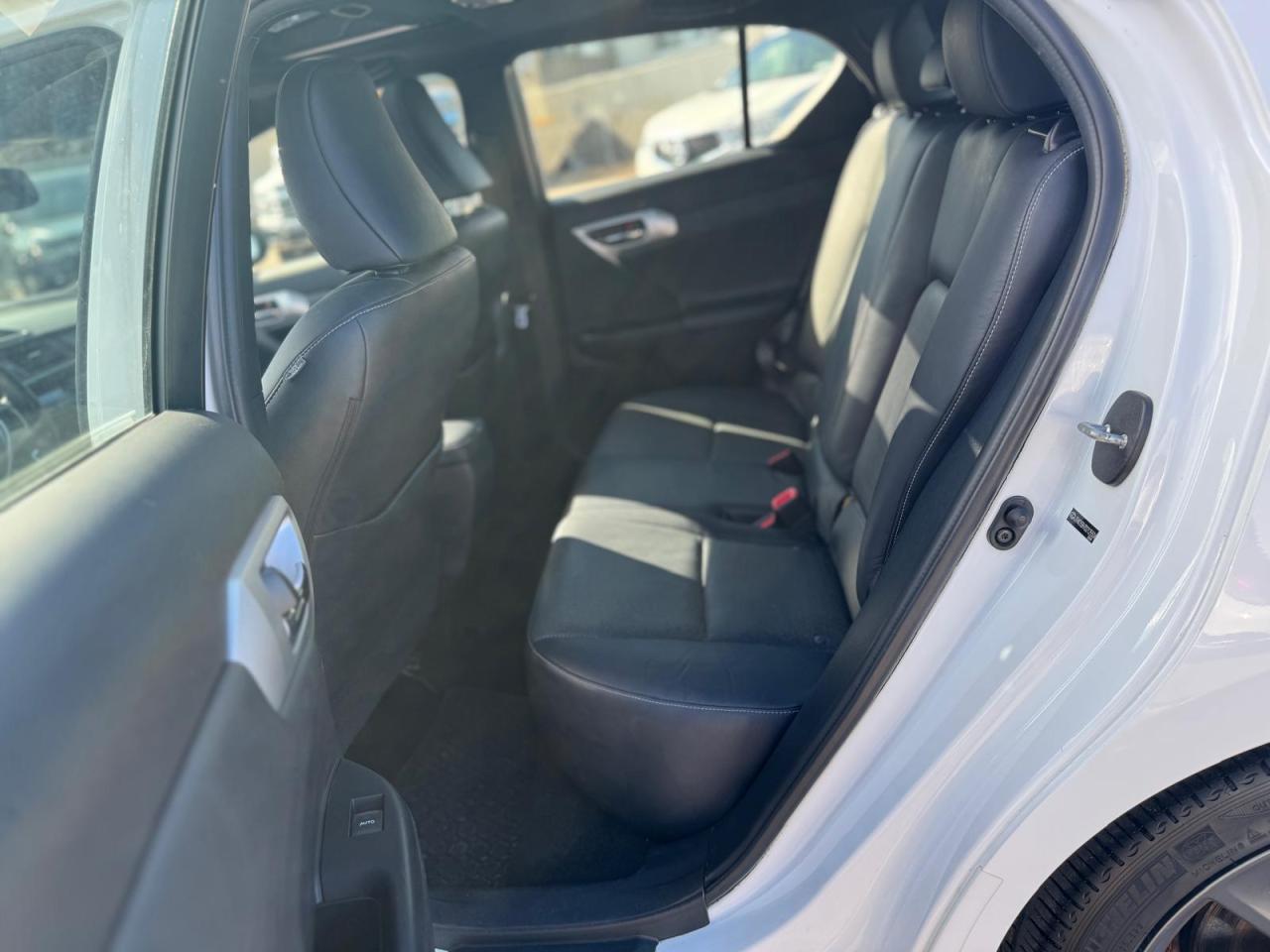 2013 Lexus CT 200h AUTO HYBRID NO ACCIDENT SUNROOF BACKUP CAM H-SEATS - Photo #14