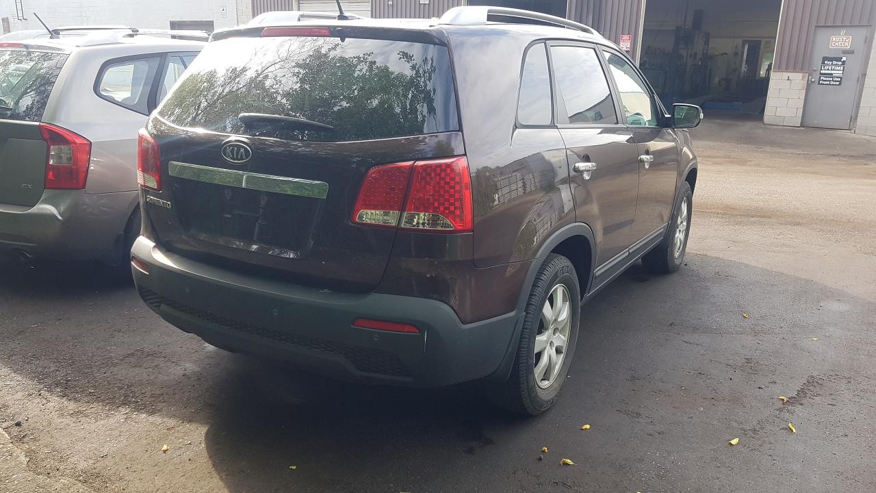 2011 Kia Sorento LX - Photo #10