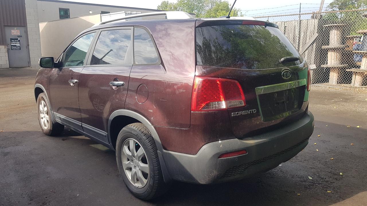 2011 Kia Sorento LX - Photo #9