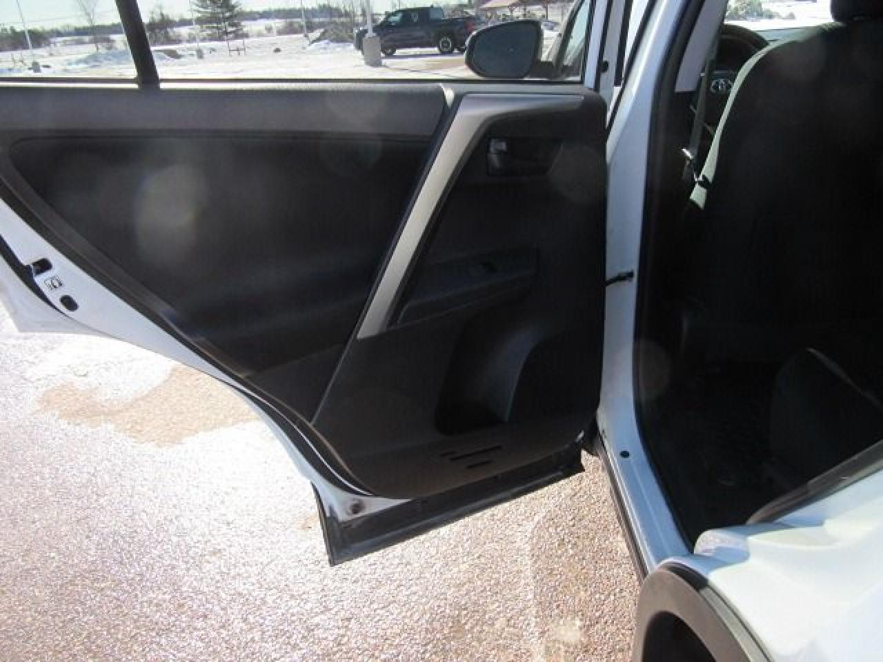 2015 Toyota RAV4 LE - Photo #18